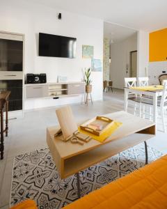 都灵Lingotto 22的客厅配有沙发和桌子