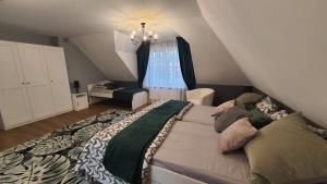 NiemceDom Nasutów的一间卧室设有一张大床和一个窗户。