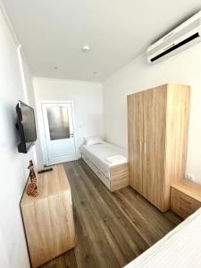 瓦尔纳E-home Apartments的一间卧室配有一张床和一个小橱柜