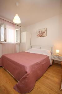 察夫塔特Apartments Nina的一间卧室配有一张带红色毯子的大床