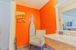 马里波萨The Yosemite Inn的浴室设有橙色墙壁和椅子