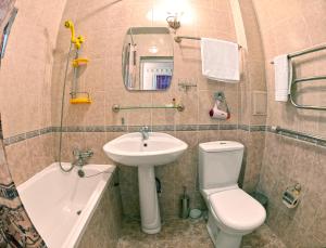布哈拉明兹法酒店的浴室配有盥洗盆、卫生间和浴缸。