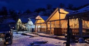 吉诺卡斯特Camping Cajupi的一座晚上下雪的建筑