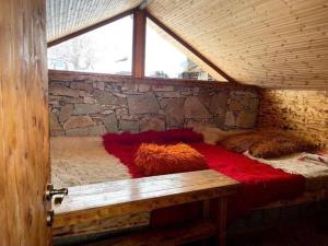 吉诺卡斯特Camping Cajupi的石墙房间内的一张床位
