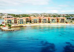 简蒂埃尔库拉索帕拉帕海滩度假酒店的享有度假村的空中景色,有水体