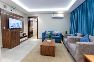 艾卜哈Hyatt Residence的客厅配有两张沙发和一台电视机