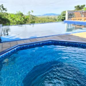 佩尼多POUSADA NOSSA SENHORA的庭院里的一个蓝色海水游泳池