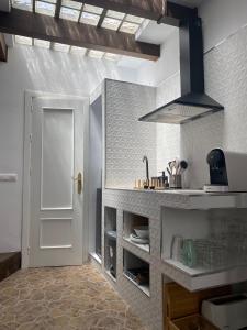 贝赫尔-德拉弗龙特拉Casa Arequipa的厨房设有白色门和水槽