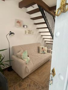 贝赫尔-德拉弗龙特拉Casa Arequipa的带沙发和楼梯的客厅