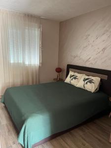 Apartmani Rezevici客房内的一张或多张床位