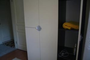 伊兹密尔伊兹密尔考纳克里公寓的一间有门的房间的白色冰箱
