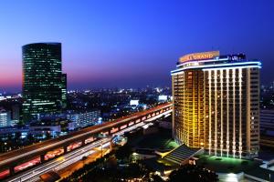 曼谷盛泰澜曼谷拉普崂中央广场酒店的城市中一座大建筑的景观