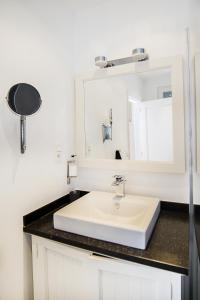 列日Smartflats City - Perron的浴室设有白色水槽和镜子
