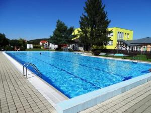 Prázdninový domek v Českém ráji内部或周边的泳池