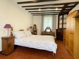 La Châtre-LanglinLa Foret的一间卧室配有一张床、一个梳妆台和一扇窗户。