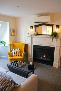 普罗温斯敦Mercury Hotel Provincetown的客厅设有壁炉和黄色椅子