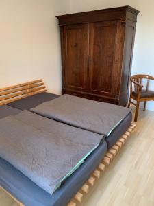 爱尔福特Apartment Am Jakobsweg的一间卧室配有一张床和一个木制床头板