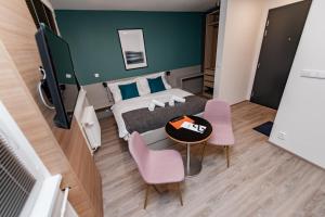 赫拉德茨 - 克拉洛韦Apartments 4u: KAMPUS Upstairs Hradec Králové的卧室配有一张床和一张桌子及椅子