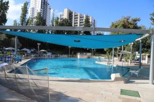 耶路撒冷Jerusalem Hotel Private Luxury Suites near Western Wall的一个带蓝色天篷的大型游泳池