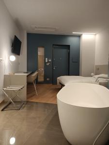 PaesanaHOTEL - BAR DA NATALE的客房设有两张床和浴缸。