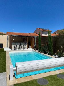 Jolie Villa climatisée piscine chauffée Perpignan内部或周边的泳池