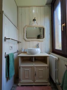 卡斯泰尔菲达尔多Camere Infinity Rooms的一间带水槽和镜子的浴室