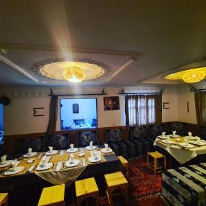 Akhendachou nʼAït Ouffi拉格泽尔德戴兹餐厅酒店的一间带桌椅和屏幕的用餐室