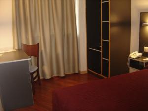 普埃布拉-德阿里冯德阿尔菲登酒店的一间酒店客房,配有一张床和一部电话