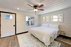 南太浩湖Manzanita Holiday 3的一间卧室配有一张床和吊扇