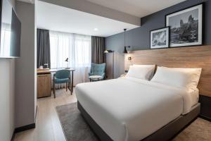 巴库Radisson Hotel Baku的酒店客房设有一张大床和一张书桌。