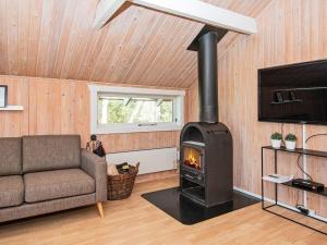 埃贝尔托夫特6 person holiday home in Ebeltoft的客厅设有壁炉和沙发。