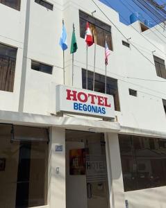 LambayequeHotel Begonias的大楼顶部有旗帜的酒店