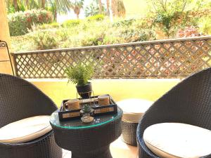 比卡尔Loft de lujo con piscina LA ENVIA的天井设有两把椅子和一张桌子,上面有植物