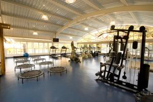 恩布Villagio Embu的建筑物内健身房,设有一排健身器材