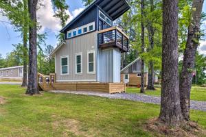 斯塔克维尔Modern Starkville Tiny Home Near Dining and MSU的一个小房子,设有甲板和阳台