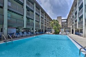 费南迪纳比奇Ocean-View Resort Condo with Pool and Beach Access的一座建筑的庭院中的游泳池