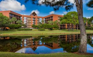 奥兰多Rosen Inn Lake Buena Vista的倒映在水中的办公楼