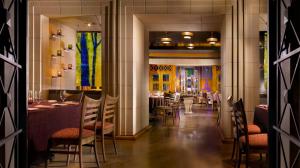 洛杉矶Omni Los Angeles Hotel的一间在房间内配有桌椅的餐厅