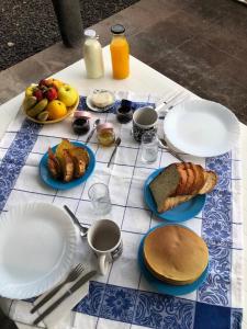 FeiteiraAdega do Golfinho的一张桌子,上面放着食物和水果盘