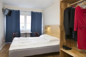 哥本哈根哥本哈根酒店的小房间,配有床和蓝色窗帘