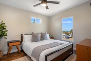 圣地亚哥Mission Bay Vista的一间卧室配有一张带吊扇的床