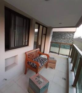 里约热内卢Apartamento Padrão em condominio completo no Recreio的客房设有长凳和带窗户的阳台。
