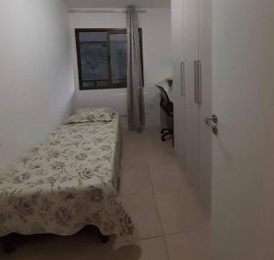 里约热内卢Apartamento Padrão em condominio completo no Recreio的一间小卧室,配有床和窗户