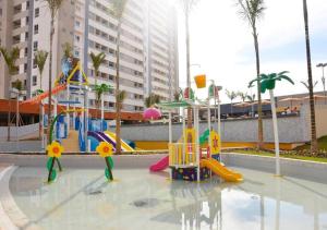 奥林匹亚Solar das Águas Park Resort的一个带游泳池游乐场的水上公园