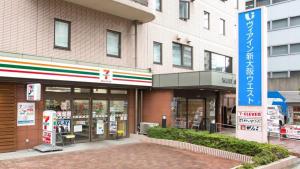 大阪Via Inn Shin Osaka West的大楼前的街道上的商店