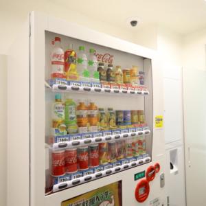 大阪Via Inn Umeda的装满大量饮品的冰箱