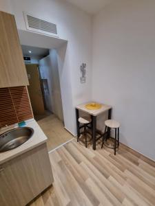 Cataleya Suites Aparthotel的厨房或小厨房