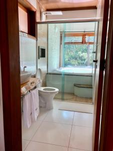 蒙特韦尔迪Afha 48的浴室配有卫生间、盥洗盆和浴缸。