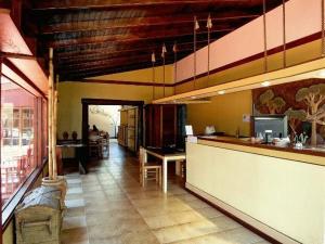 伊瓜苏港巴莎诺瓦套房酒店的一间带柜台的厨房和一间餐厅