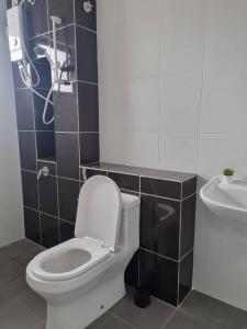 Modern 4BR Double Storey @ Setia Alam的一间浴室